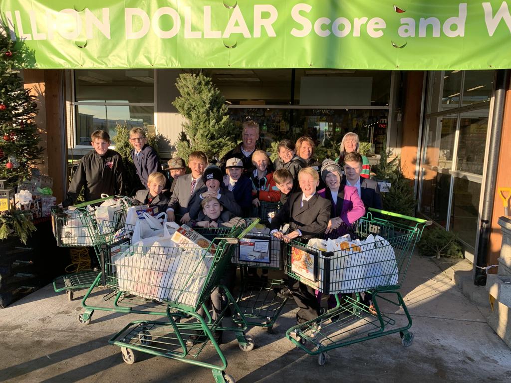 Atom Tier 1 team purchased $780 worth of groceries for the Davis ‘Fill the truck’event supporting the Airdrie Food Bank! Thank you to the teams generous sponsors; Ashton Luxury Living, Granite Gallery, Airdrie Davis Chevrolet and Save On Foods!